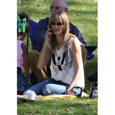 So stylish feuert Heidi ihre Kids am Fußballfeld an 