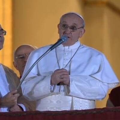 Weißer Rauch über Vatikan