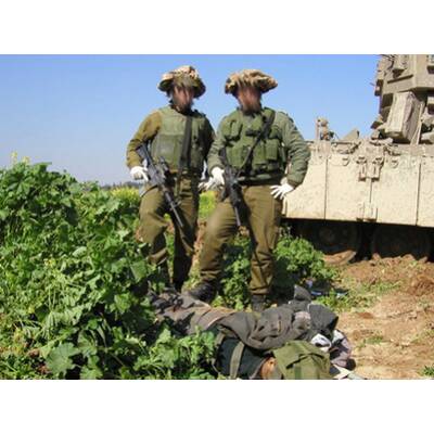 Israelische Soldaten posieren mit Gefangenen