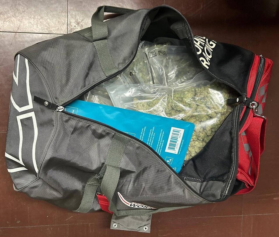 Die Polizei stellte Drogen und Bargeld sicher.