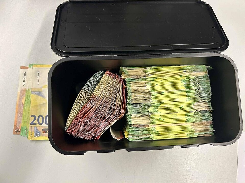 Die Polizei stellte Drogen und Bargeld sicher.