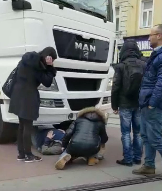 Millimeter retten Opa vor Überrollen