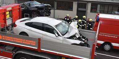 Berndorf: Frontalzusammensto&szlig; auf der B18  - Lenker reanimiert