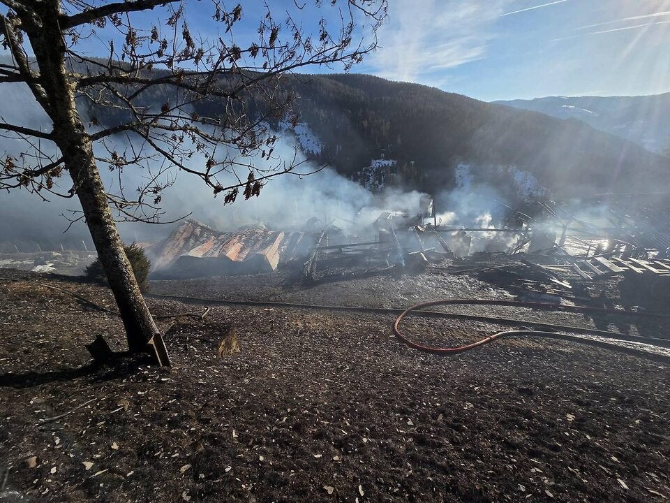 Beim Eintreffen der Feuerwehren stand das Gebäude bereits in Vollbrand.