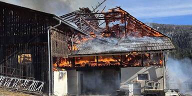Beim Eintreffen der Feuerwehren stand das Geb&auml;ude bereits in Vollbrand.