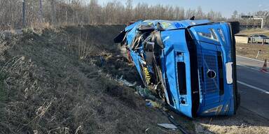 Gefahrengut geladen: LKW umgekippt