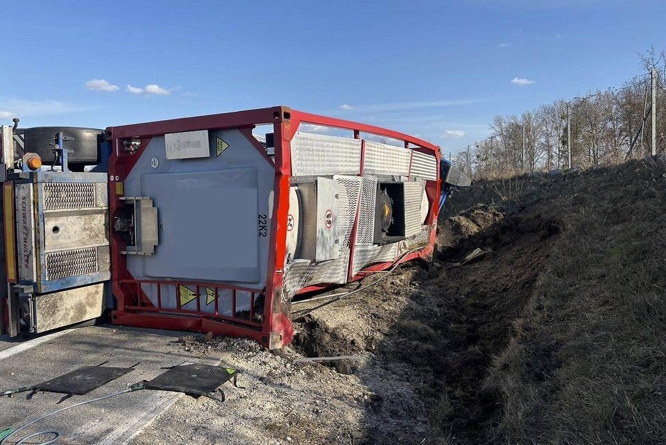 Gefahrengut geladen: LKW umgekippt