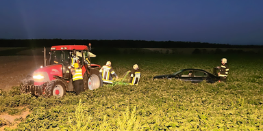 Schlepper raste mit sieben Afghanen im Auto aufs Feld