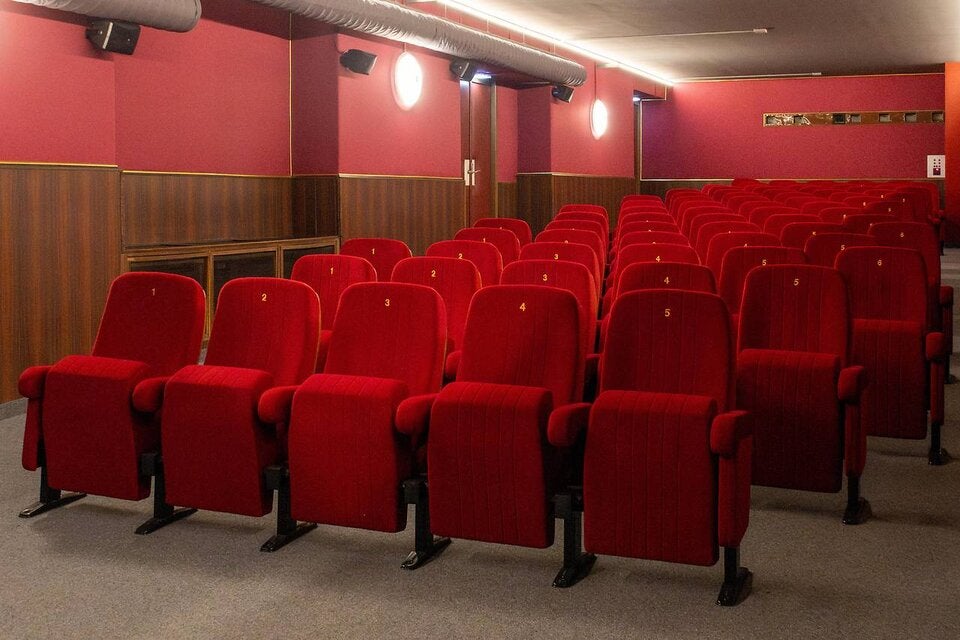 Der Kinosaal wurde restauriert und ist jetzt überaus bequem - und bietet moderne Technik. 
