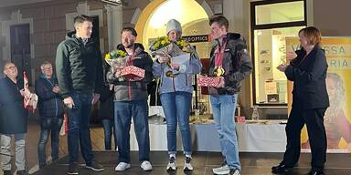B&uuml;rgermeister Ren&eacute; Blum gratulierte Nico Haberl sowie Veronika und Johannes Aigner mit einer Torte und Blumen.