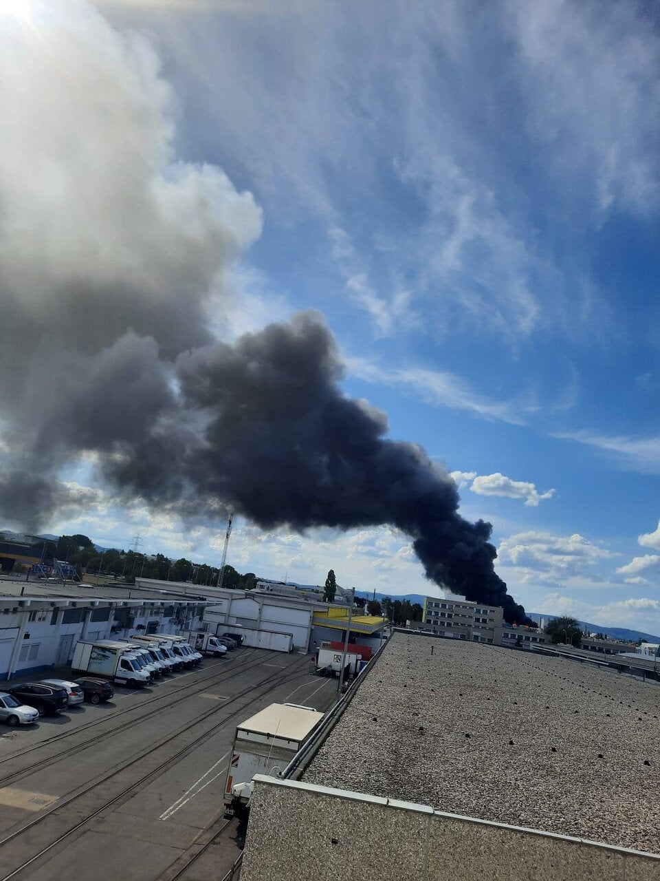 Mega-Rauchwolke über Wien: Feuer unter Kontrolle