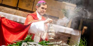 Wiener Erzbischof Josef Gr&uuml;nwidl im Stephansdom zu Ostern