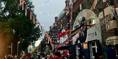 Valentinstag: Rote Vulva-Party erregt Schwarz-Blau