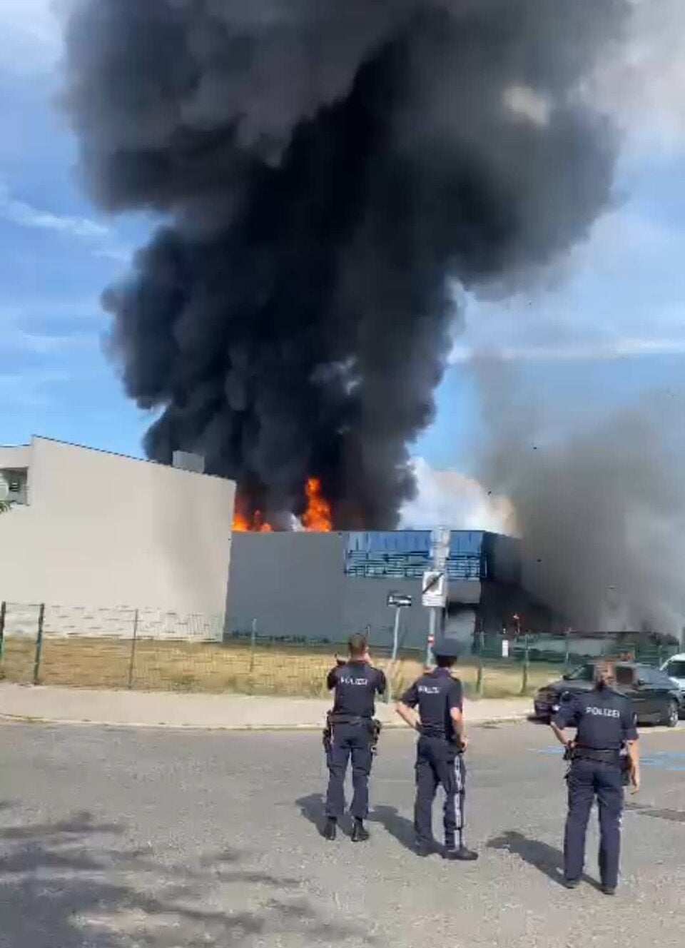 Mega-Rauchwolke über Wien: Feuer unter Kontrolle
