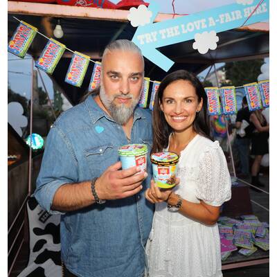 Russkaja Frontman Georgij Makazaria mit Model Tanja Duhovic 