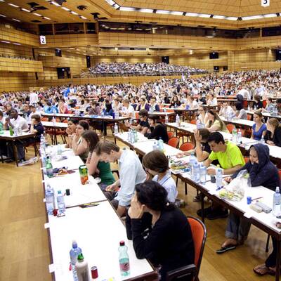 So kämpfen Tausende um Uniplatz