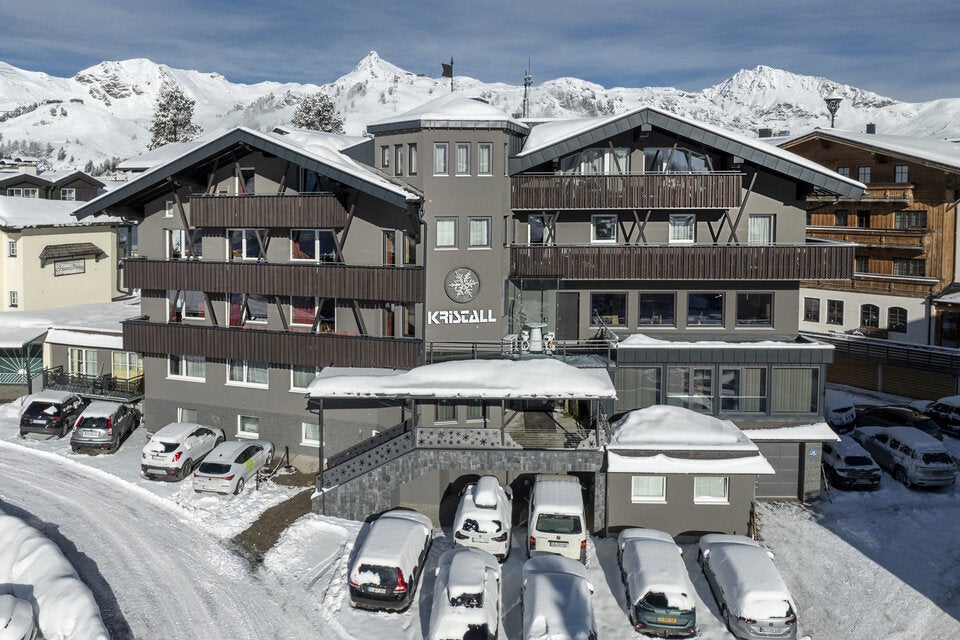 Nur knapp hinter dem Spitzenreiter und somit auf Platz 2 beim pistenhotels.info Award 2026 landet das Hotel Kristall in Obertauern. Das 4-Sterne-Hotel der Familie Kindl blickt auf eine lange Tradition zurück: Seit 1972 steht es für herzliche Gastfreundschaft und persönlichen Service. Direkt an der Piste auf 1.740 Metern Höhe gelegen, bietet das Haus den idealen Einstieg in das Skivergnügen des schneesichersten Wintersportorts Österreichs. Die Gäste schätzen vor allem die familiäre Atmosphäre und die perfekte Lage. 