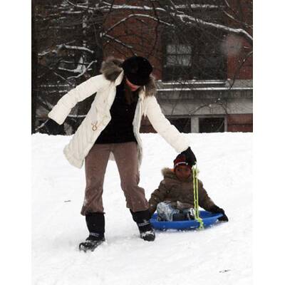 So süß: Hier spielt Madonnas Sohn im Schnee