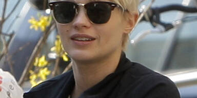 Mavie Hörbiger zeigt ihren Baby-Bauch