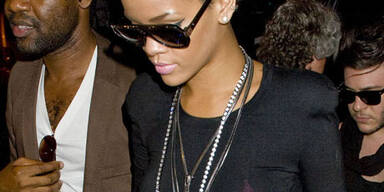 Rihanna trägt pinke Nippel-Pickerl