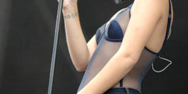 Lily Allen: In Dessous auf der Bühne