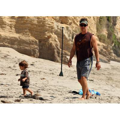 Matthew McConaughey mit Sohn am Strand