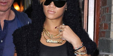 Rihanna präsentiert ihren Nippelring