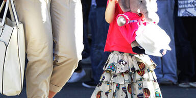 Katie Holmes zieht Suri High Heels an!
