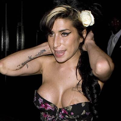 Amy lässt ihren neuen Busen blitzen