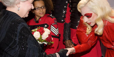 Völlig Gaga: Die Lady bei der Queen!