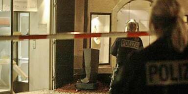 Räuber rasen mit Pkw in Juwelier