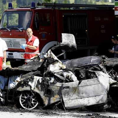 PKW rast in Tankstelle