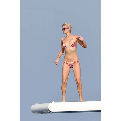Paris Hilton - oben ohne in Italien