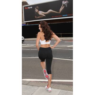 So nackt wirbt Kelly Brook für Reebok