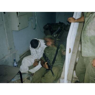 Israelische Soldaten posieren mit Gefangenen