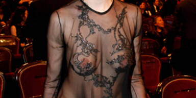 Laetitia Casta mit offenherzigem Outfit