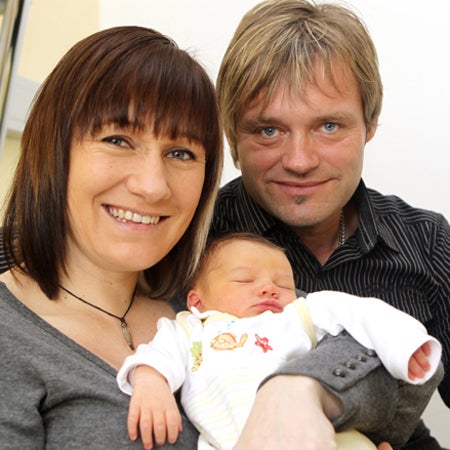 2 Hannes Kargl und Renate Götschl mit Lara-Sophie.