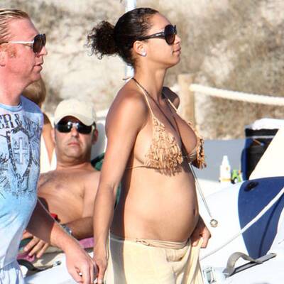 Lilly Kerssenberg zeigt ihren Babybauch