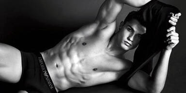 Ronaldo zieht sich für Armani aus