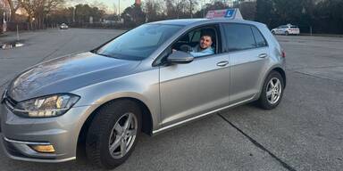 Jung, motiviert und schon am Beifahrersitz: Alen Simsek sorgt f&uuml;r neuen Schwung in der Fahrschule.