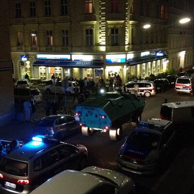 Brunnenmarkt: Rechte Mahnwache von Linken attackiert