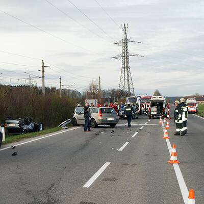 Pkw krachte in Auto von Ersthelfer