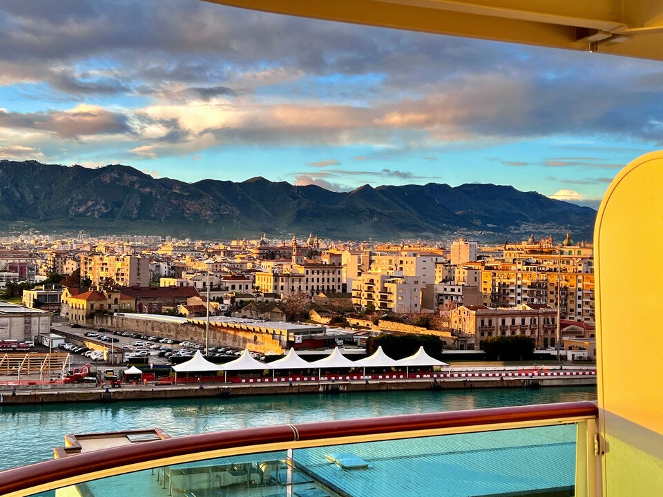 Blick von der Balkonkabine auf Palermo.