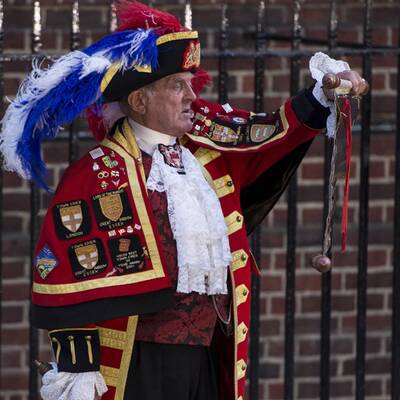 Stadtschreier verkündet die Geburt