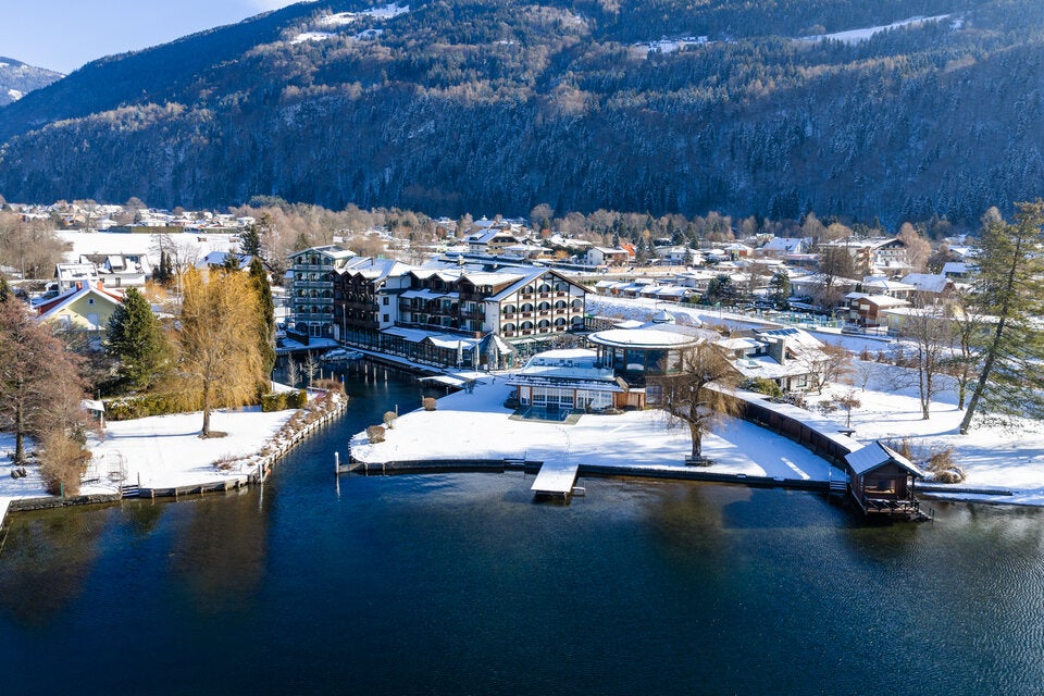Zweisamkeit mit Seeblick. Romantisches Candlelight-Dinner in sechs Gängen erwartet die Gäste im Seefischer – Finest Hideaway am Millstätter See.