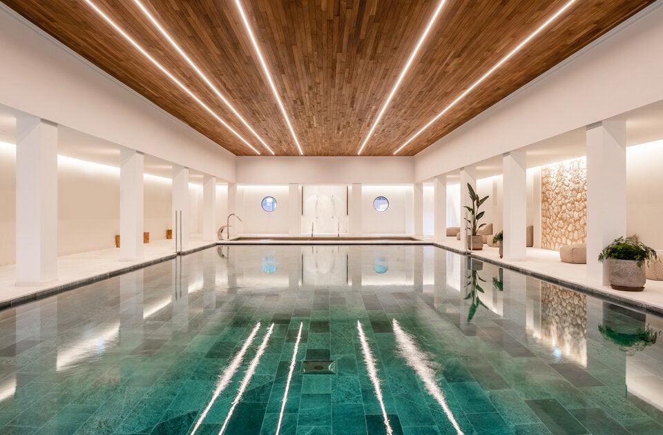 Traumhafter beheizter Indoor-Pool mit 20 Metern Länge.