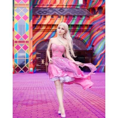 Diese lebende Barbie sieht aus wie Elsa!