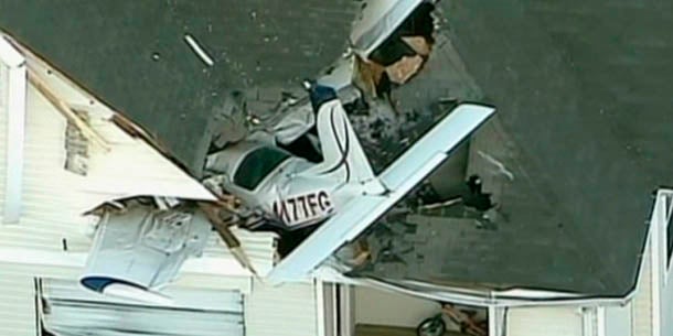 Kleinflugzeug in Wohnzimmer gestürzt