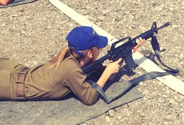 Das ist die heißeste Soldatin der Welt