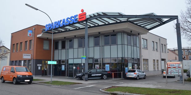 Wr. Neustadt: Angestellte wehrt Bankräuber ab